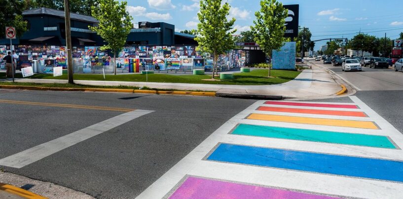 Indignation après la Floride peint tranquillement sur Orlando Pulse Shooting Memorial