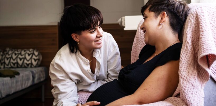 Comment choisir une sage-femme si vous êtes un parent trans ou non binaire, selon un expert LGBTQ +