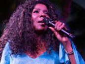 Attendez: «Je survivrai» la chanteuse Gloria Gaynor est Maga?