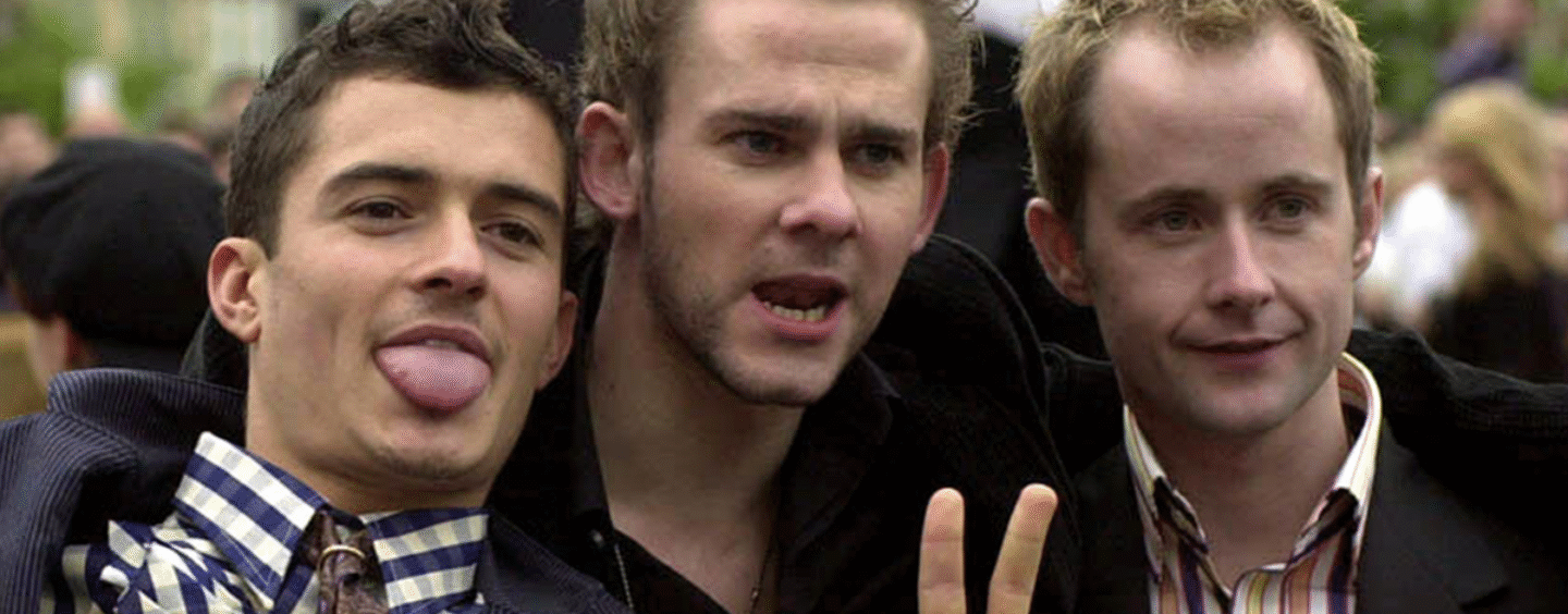 Cette photo de retour sexy de 'LOTR' met en vedette à moitié nue et à câliner au lit fait s'écraser les gays