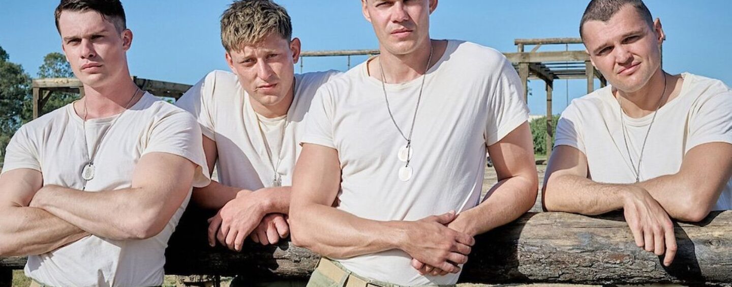 Nicholas Galitzine & Bill Skarsgård se glisse en uniforme pour le moustique bol – voici ce que nous savons