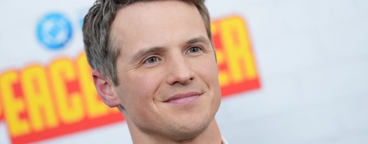 Freddie Stroma devient viral dans ses whities et gays serrés humides qui ont une journée sur le terrain