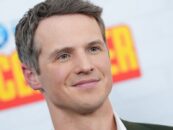 Freddie Stroma devient viral dans ses whities et gays serrés humides qui ont une journée sur le terrain