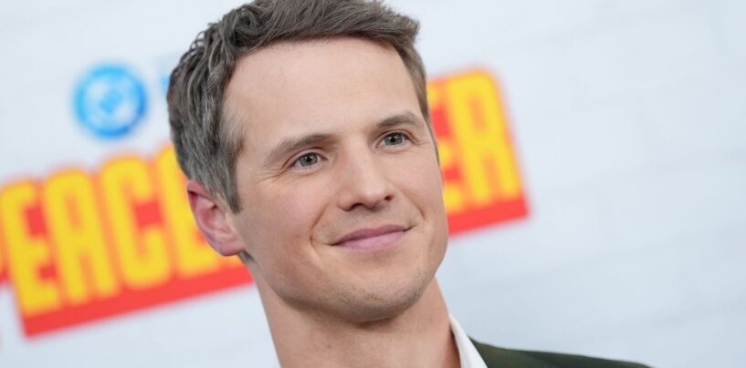 Freddie Stroma devient viral dans ses whities et gays serrés humides qui ont une journée sur le terrain