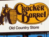 Cracker Barrel revient au logo d'origine en réponse aux gémissements conservateurs
