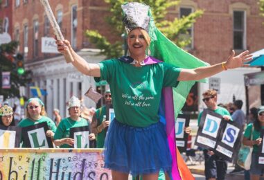 50 photos qui prouvent Outthudson Pride 2025 a transformé la ville en terre d'Oz