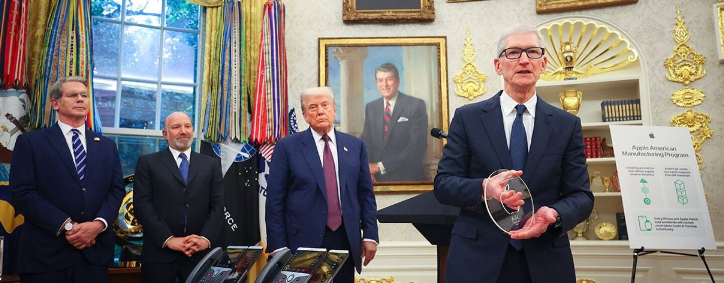 Le PDG d'Apple, Tim Cook, plie le genou à Donald Trump avec un cadeau de bureau ovale d'or et une engagement de 100 milliards de dollars