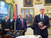 Le PDG d'Apple, Tim Cook, plie le genou à Donald Trump avec un cadeau de bureau ovale d'or et une engagement de 100 milliards de dollars