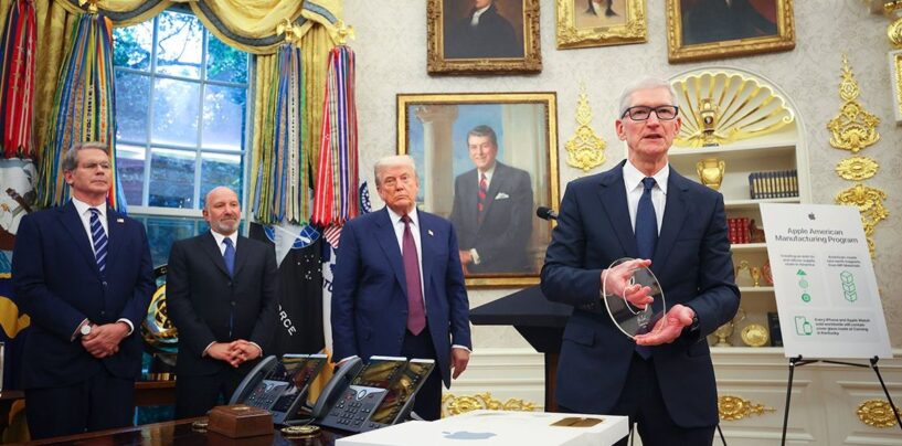 Le PDG d'Apple, Tim Cook, plie le genou à Donald Trump avec un cadeau de bureau ovale d'or et une engagement de 100 milliards de dollars