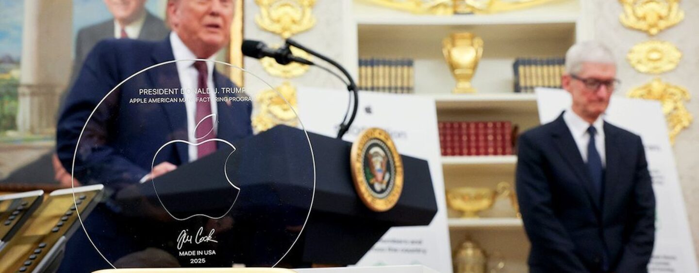 Le canard Tim Cook se prélasse dans la puanteur de l'odoror Donald Trump et le loue avec le don d'or