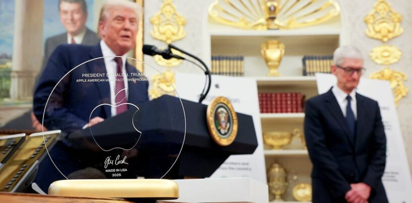 Le canard Tim Cook se prélasse dans la puanteur de l'odoror Donald Trump et le loue avec le don d'or