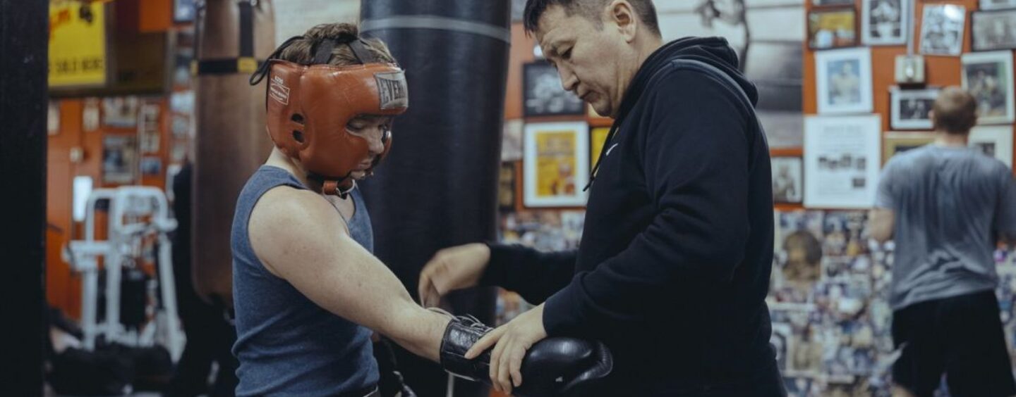 Ce boxeur transgenre se bat pour sauver son mentor – et un ami improbable – de la captivité de la glace