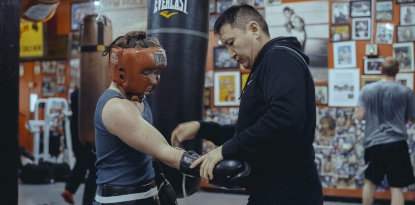 Ce boxeur transgenre se bat pour sauver son mentor – et un ami improbable – de la captivité de la glace