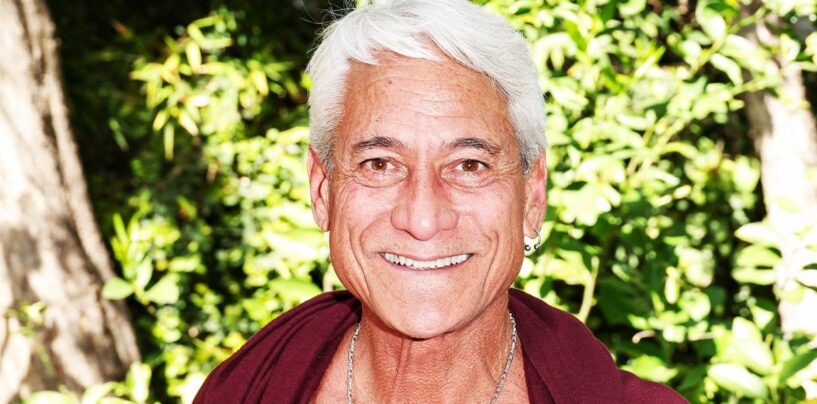 Le plongeur olympique Greg Louganis vend des médailles pour quitter les États-Unis