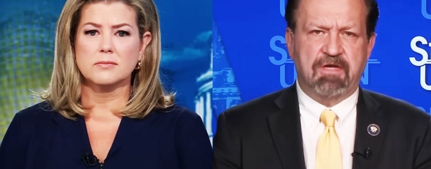 CNN Anchor embarrasse le chef de la lutte contre le terrorisme de la Maison Blanche sur les fausses statistiques de tireur de masse transgenre