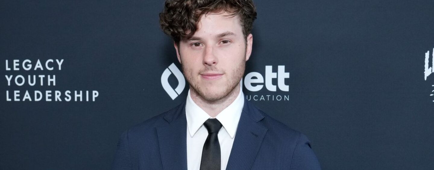 Nolan Gould fléchit ses muscles dans de nouvelles photos et gays torrides torrides