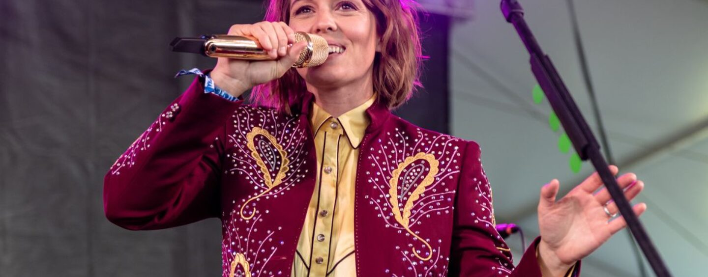 Brandi Carlile conduit les lesbiennes sauvages avec des photos de ses mains devant la nouvelle musique et ça marche