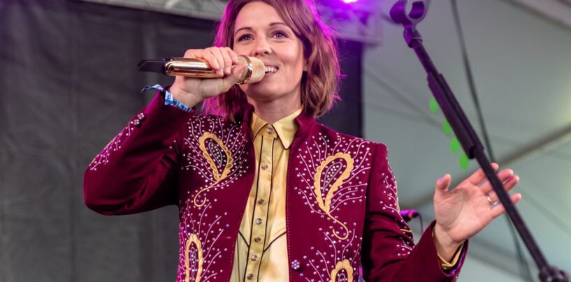 Brandi Carlile conduit les lesbiennes sauvages avec des photos de ses mains devant la nouvelle musique et ça marche