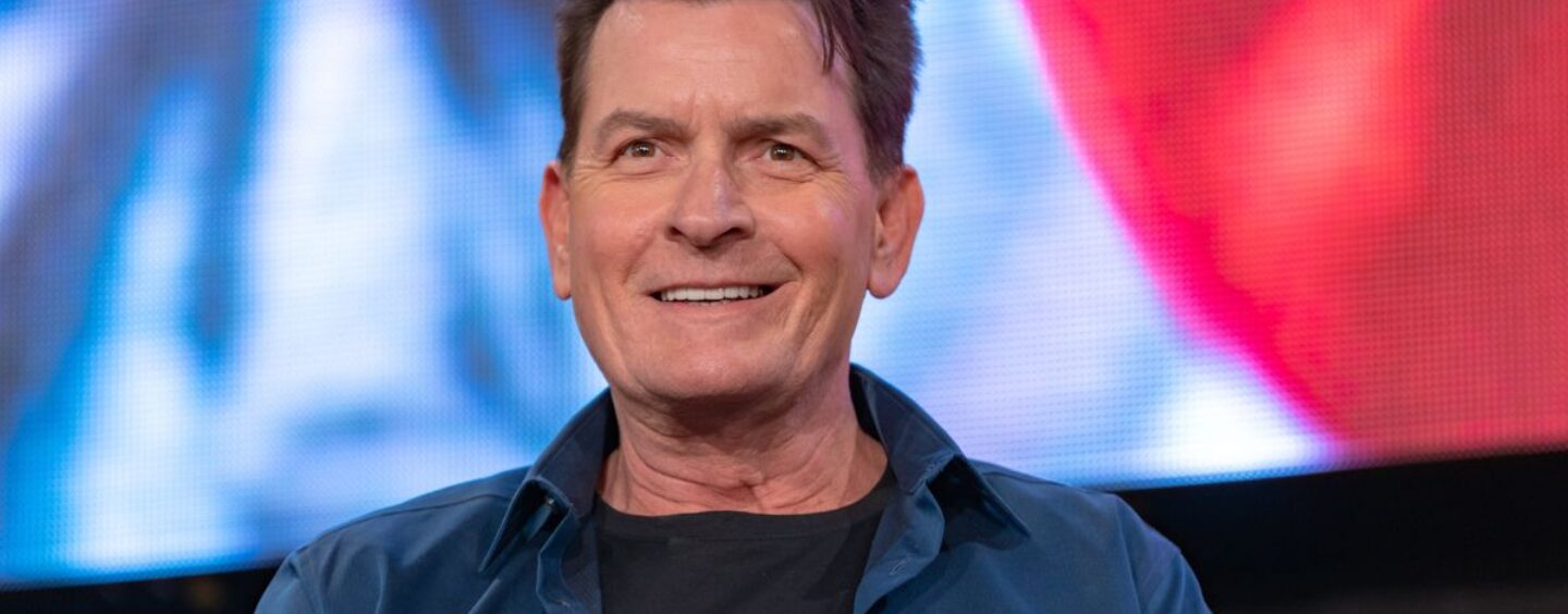 Charlie Sheen révèle qu'il a eu des expériences sexuelles avec les hommes pour la première fois: «  c'est f — ing libérant '