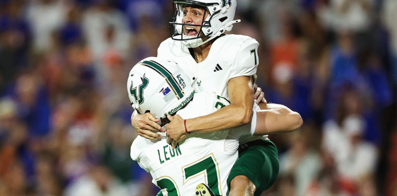 Voyez pourquoi ce moment torride entre deux footballeurs universitaires a les gays