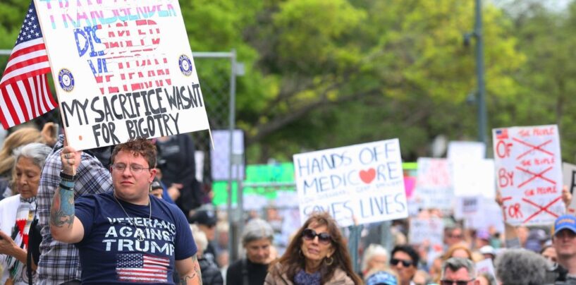 Les familles des militaires poursuivent l'administration de Trump sur l'interdiction des soins affirmants