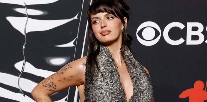 Rebecca Black est reconnaissante pour «le sexe gay», DGAF sur les gagnants masculins VMA