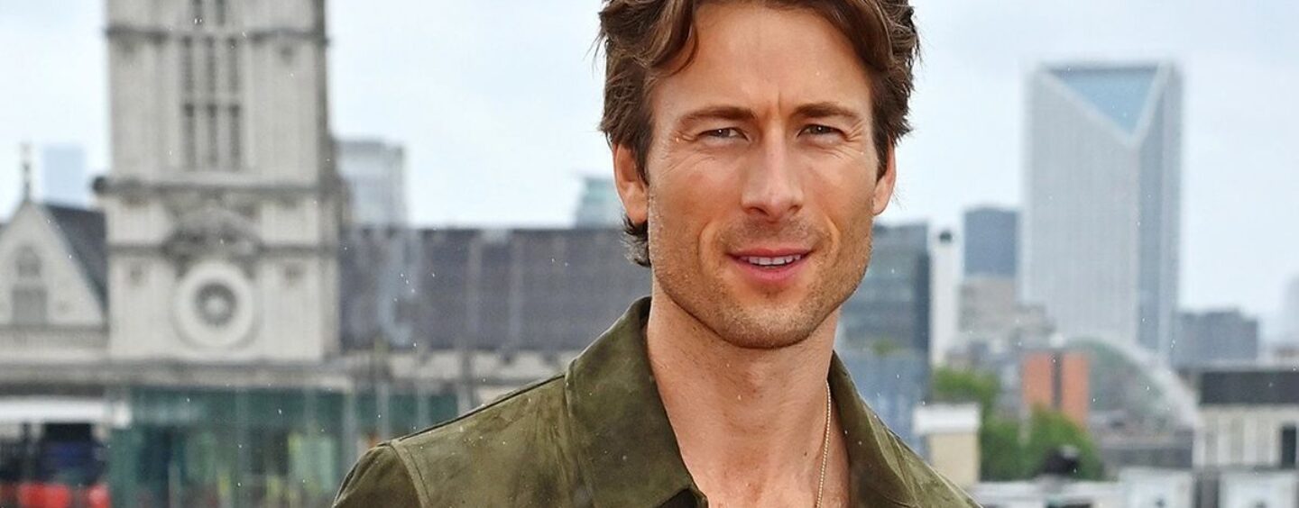 Les faux muscles de Glen Powell dans une couverture GQ ont des gays qui perdent la tête