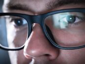 17 façons surprenantes que votre ex peut vous œil sur vous, selon les experts en ligne en ligne