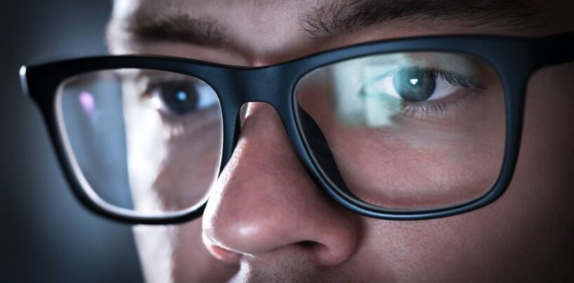 17 façons surprenantes que votre ex peut vous œil sur vous, selon les experts en ligne en ligne