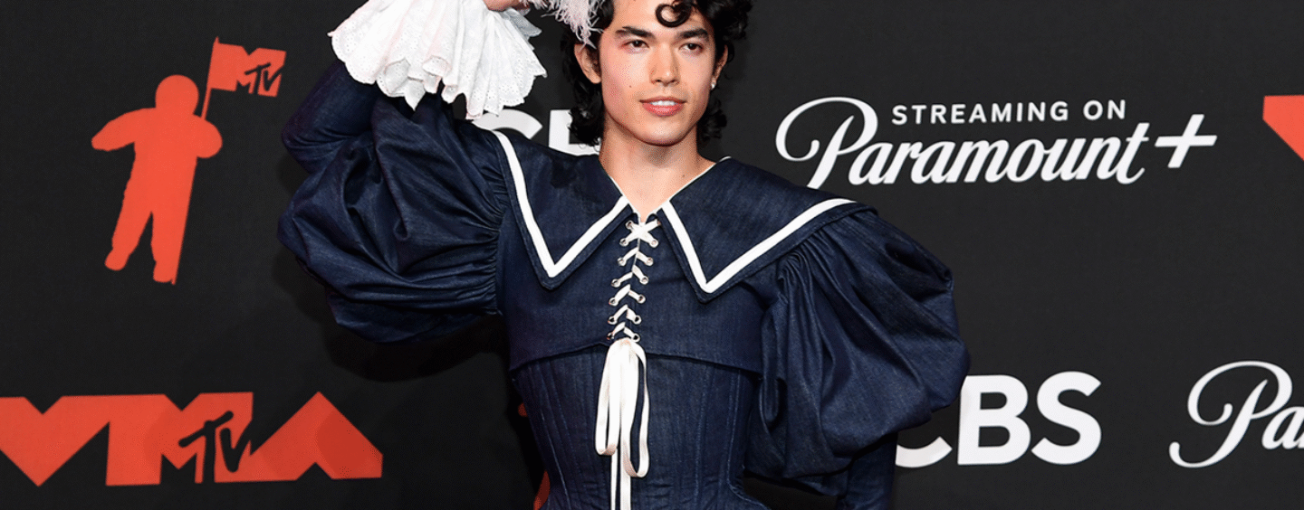 Conan Gray se déshabille dans ces photos et gays en coulisses torrides