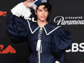 Conan Gray se déshabille dans ces photos et gays en coulisses torrides