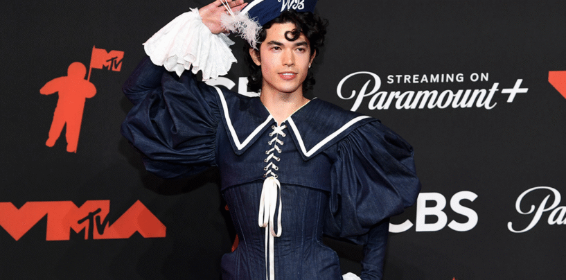 Conan Gray se déshabille dans ces photos et gays en coulisses torrides