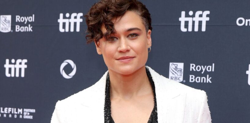 Les resurfaces et les lesbiennes de la princesse guerrière de Katy O'Brian sont des resurfaces et lesbiennes