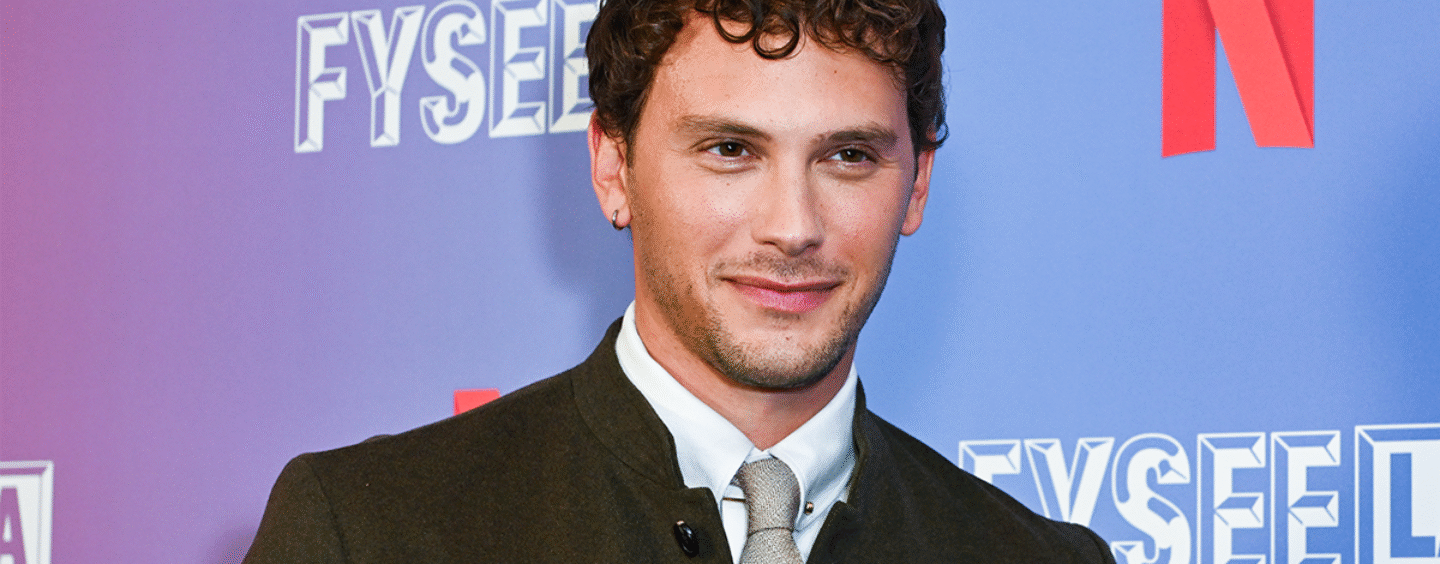 Cooper Koch Lounges torse nu par la piscine et les gays font des vagues