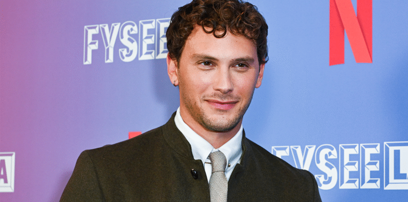 Cooper Koch Lounges torse nu par la piscine et les gays font des vagues