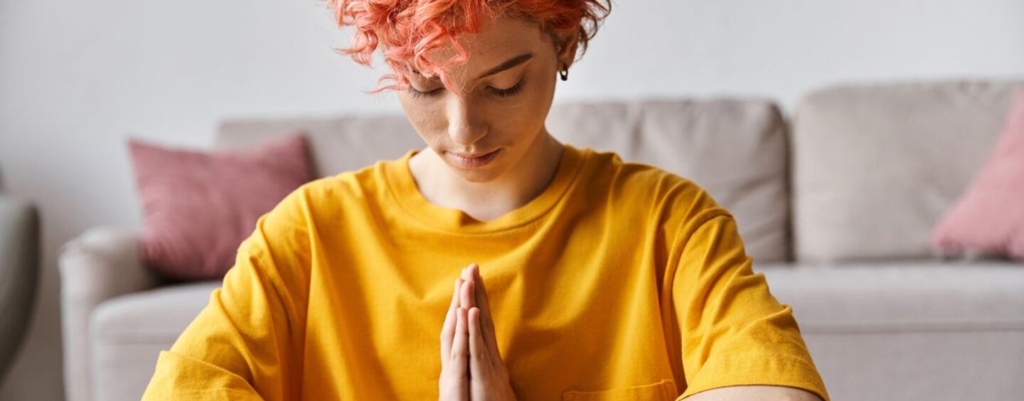 Comment arrêter Doom Dire et protéger votre paix, selon LGBTQ + Experts en santé mentale