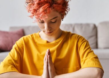 Comment arrêter Doom Dire et protéger votre paix, selon LGBTQ + Experts en santé mentale