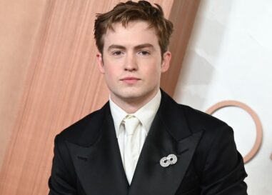 La photo sexy de Kit Connor portant juste une serviette devient virale et les gays le perdent