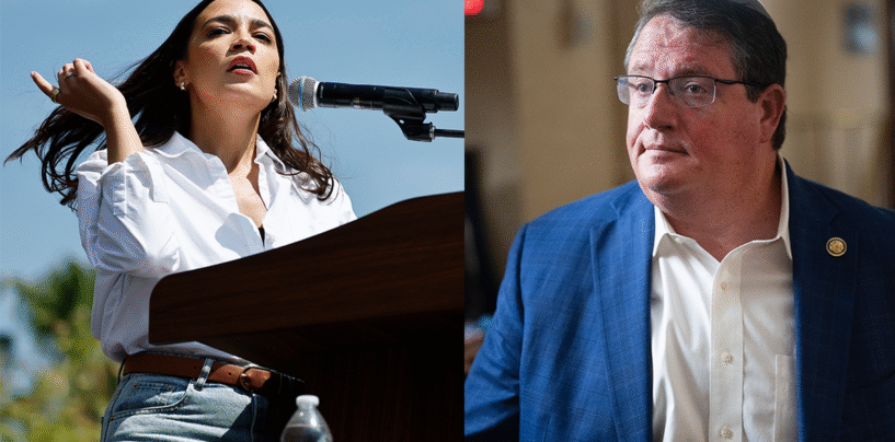AOC rôtit un membre du Congrès du GOP après son tweet de jeu de chiot bizarre
