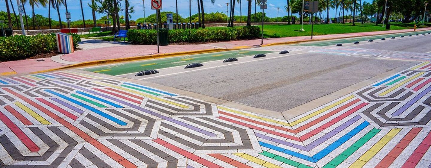 Les entreprises et les gouvernements de la Floride se rendent sur les murs et les parkings pour remplacer les arcs-en-ciel Desantis a explosé