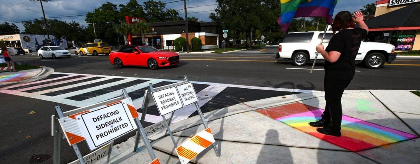 Des manifestants à l'extérieur de Pulse en colère contre le manque d'arrestation après que l'homme a confronté et les a agressés en vidéo