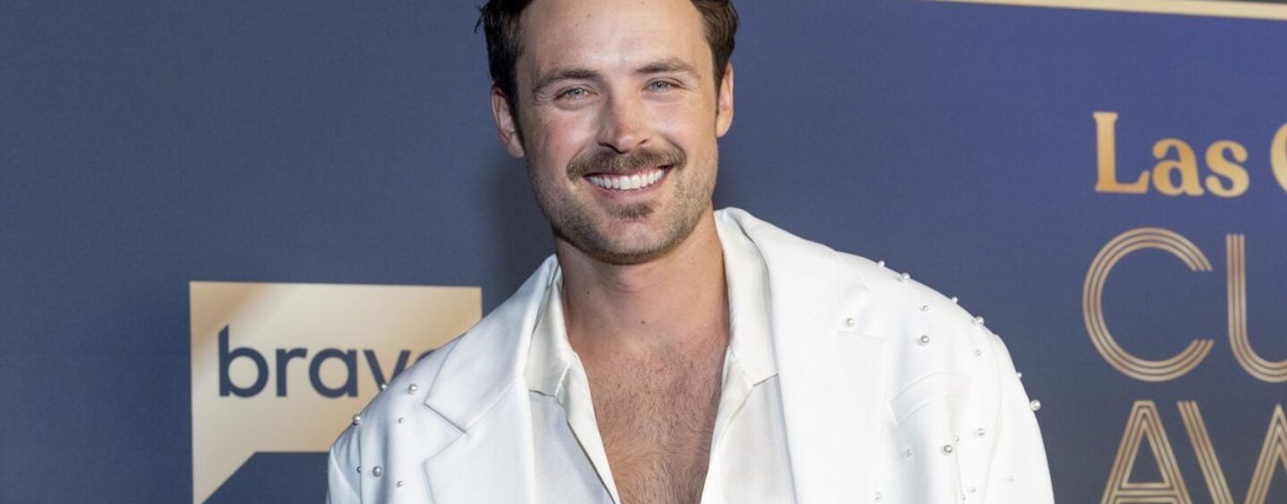 Dylan Efron devient viral tremblant ses hanches sexy dans les pantalons de survêtement gris et les gays se réjouissent