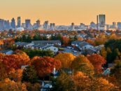 La police de Boston enquête sur l'attaque contre le couple gay comme un crime de haine possible après qu'un homme a été frappé par la batte de baseball