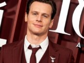 Jonathan Groff dit portant que les coups éveillés en cuir en cuir en moi '