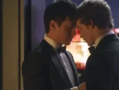 Regardez d'abord la rivalité chauffée de hockey gay torride et les stars qui ont des gays convoitant