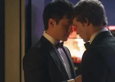 Regardez d'abord la rivalité chauffée de hockey gay torride et les stars qui ont des gays convoitant