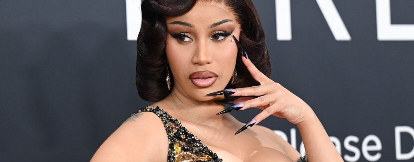 Cardi B devient graphique sur ses fantasmes bisexuels et nous écoutons respectueusement