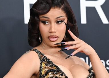Cardi B devient graphique sur ses fantasmes bisexuels et nous écoutons respectueusement