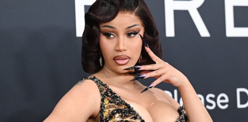 Cardi B devient graphique sur ses fantasmes bisexuels et nous écoutons respectueusement