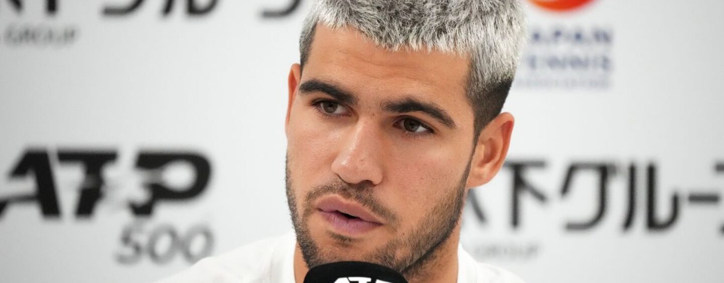 La routine d'étirement coquine de la star du tennis Carlos Alcaraz a les gays dans une frénésie